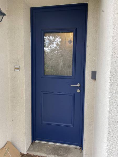 Portes d'entrée en aluminium : porte entrée alu k line créative bleue verneuil sur seine, semi-vitrée. Wilco Yvelines 78