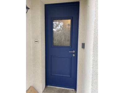 Portes d'entrée en aluminium : porte entrée alu k line créative bleue verneuil sur seine, semi-vitrée. Wilco Yvelines 78