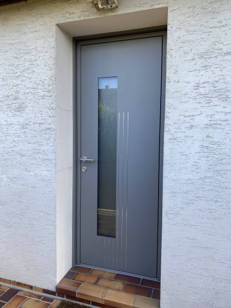 Portes d'entrée en aluminium : porte entrée alu k line gris clair, semi-vitrée. Wilco Yvelines 78