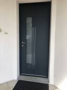 Portes d'entrée en aluminium : porte entrée alu k line gris modèle majong, semi-vitrée. Wilco Yvelines 78