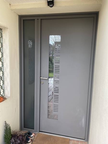 Portes d'entrée en aluminium : porte entrée alu k line gris tiercée modèle piano, semi-vitrée. Wilco Yvelines 78