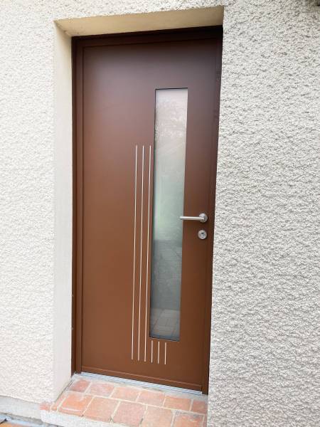 Porte entrée alu k line lumineuse marron clair 8004 texturé Portes d'entrée en aluminium : porte entrée alu k line lumineuse marron clair 8004 texturé, semi-vitrée. Wilco Yvelines 78
