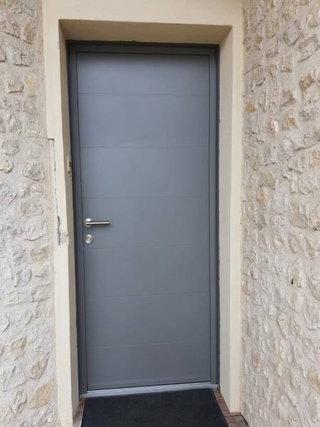 Portes d'entrée en aluminium : porte entrée alu k line modèle canopé gris 9006 bs2, plein. Wilco Yvelines 78