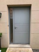 Portes d'entrée en aluminium : porte entrée alu k line modèle onde gris 9006 rueil malmaison, avec décors. Wilco Yvelines 78