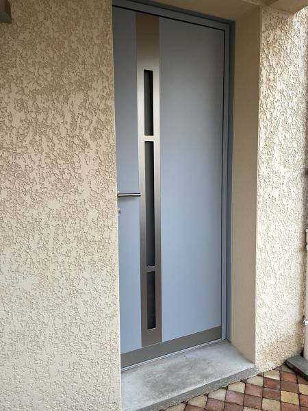 Portes d'entrée en aluminium : porte entrée alu k line moderne gris clair wilco, avec décors. Wilco Yvelines 78