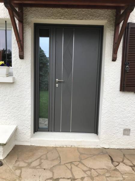 Portes d'entrée en aluminium : porte entrée alu k line moderne grise modèle ondes tiercée vitrée, avec décors. Wilco Yvelines 78