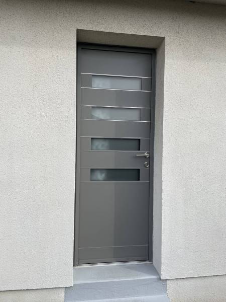 Portes d'entrée en aluminium : porte entrée alu k line modèle signature 85 mm gris 9007 ajourée, semi-ajouré. Wilco Yvelines 78