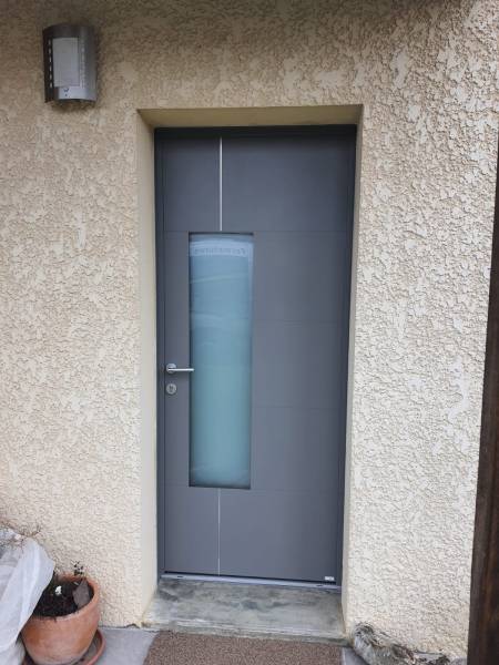 Portes d'entrée en aluminium : porte entrée alu kline coloris gris semi vitrée, semi-vitrée. Wilco Yvelines 78