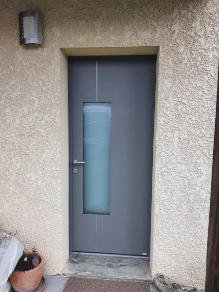 Porte entrée alu kline coloris gris semi vitrée Portes d'entrée en aluminium : porte entrée alu kline coloris gris semi vitrée, semi-vitrée. Wilco Yvelines 78