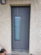 Portes d'entrée en aluminium : porte entrée alu kline coloris gris semi vitrée, semi-vitrée. Wilco Yvelines 78