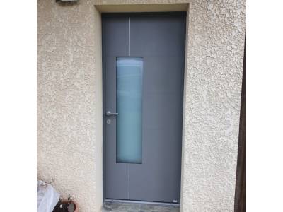 Portes d'entrée en aluminium : porte entrée alu kline coloris gris semi vitrée, semi-vitrée. Wilco Yvelines 78