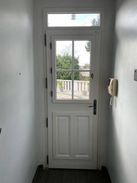 Portes d'entrées en  bois : porte entrée bois atulam blanche vitrée avec imposte, semi-vitrée. Wilco Yvelines 78