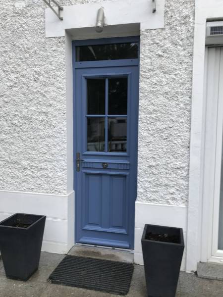 Portes d'entrées en  bois : porte entrée bois atulam vitrée bleue 78, semi-vitrée. Wilco Yvelines 78