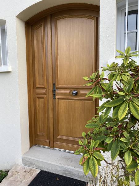 Portes d'entrées en  bois : porte entrée style bois cintrée avec semi fixe 1, plein. Wilco Yvelines 78