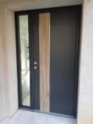 Portes d'entrée en aluminium : porte entrée signature k line noir décor bois, avec décors. Wilco Yvelines 78
