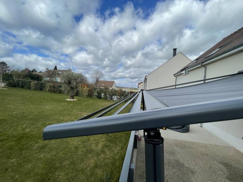 Pergolas design, pose murale ou libre : brise soleil alu pergola alu gris 7016, ajouré. Wilco Yvelines 78