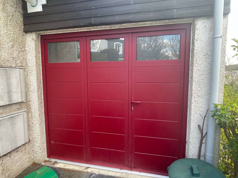Porte de garage battante alu : porte garage alu battante rouge basque ral 3004 texturé orgeval, semi-vitrée. Wilco Yvelines 78