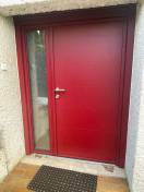 Portes d'entrée en aluminium : porte entrée alu k line rouge ral avec fixe latéral dépoli, plein. Wilco Yvelines 78