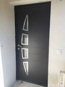 Portes d'entrée en aluminium : porte d'entrée k line noir sablé avec contours inox, avec décors. Wilco Yvelines 78