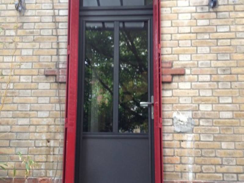 Portes d'entrée en aluminium : porte entrée alu k line mono colore noir sablé 2100 wilco montreuil 93, semi-vitrée. Wilco Yvelines 78