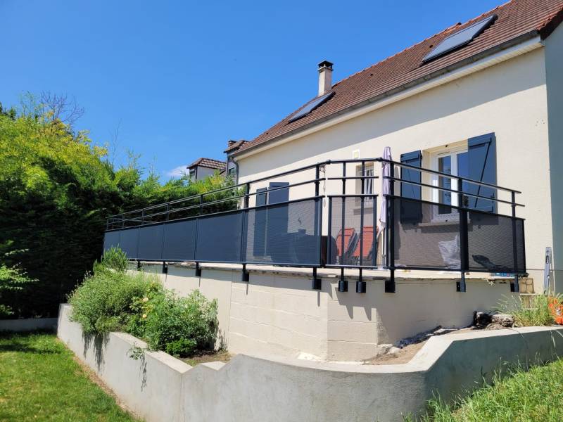 Garde-corps : garde-corps de terrasse en aluminium, conforme aux normes de sécurité, semi-ajouré. Wilco Yvelines 78