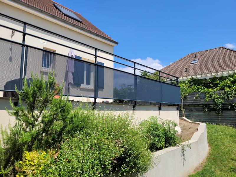 Gardes corps : garde fou en aluminium pour balcon posé au vesinet, semi-ajouré. Wilco Yvelines 78