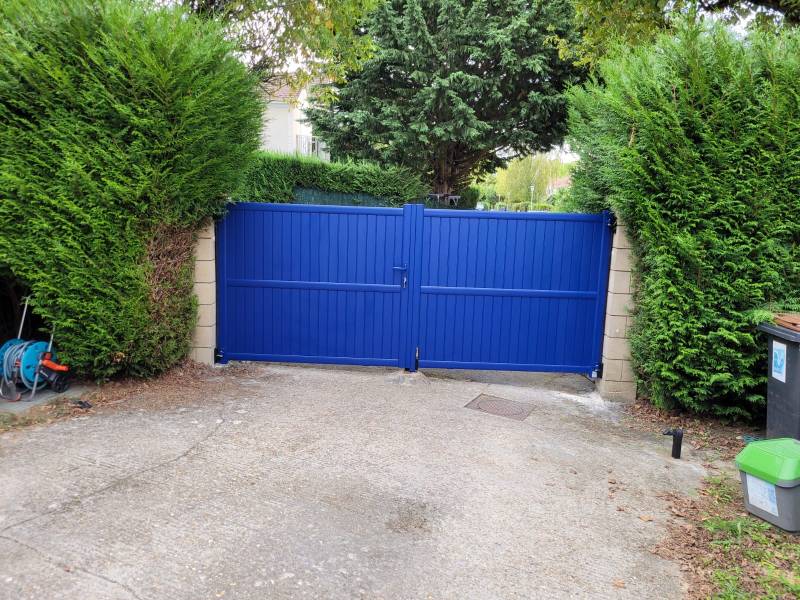 Portails et clotures alu : portail en aluminium bleu, plein. Wilco Yvelines 78