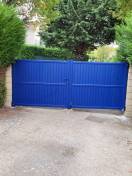 Portails et clotures alu : portail en aluminium bleu, plein. Wilco Yvelines 78