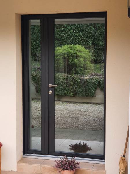 Portes d'entrée en aluminium : porte d'entrée alu noire kline totalement vitrée haute sécurité, vitrée. Wilco Yvelines 78