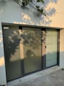 Fenêtres alu : porte d'entrée kline en aluminium gamme luminescence coloris gris 2900, semi-vitrée. Wilco Yvelines 78