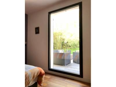 Fenêtres alu : porte fenêtre battante k-line noir sablé à villennes-sur-seine. Wilco Yvelines 78