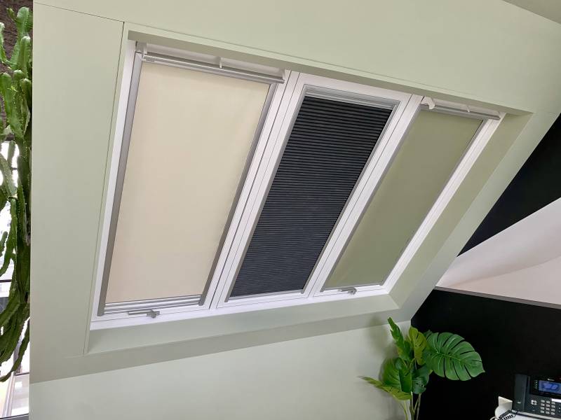 Fenêtres de toit : velux verrière 3 en 1 stores baissés, showroom à orgeval. Wilco Yvelines 78