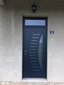 Portes d'entrée en aluminium : porte alu perspective bleue canon, avec décors. Wilco Yvelines 78