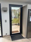 Porte d’entrée en aluminium vitrée