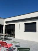 Store banne gris terrasse dans les Yvelines