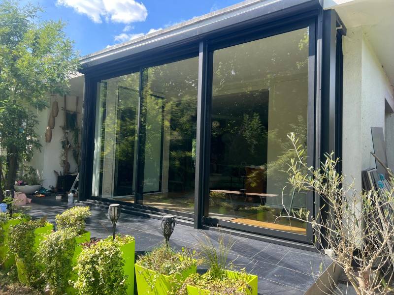 Fenêtres alu : verrière extérieure en aluminium installée dans les yvelines. Wilco Yvelines 78