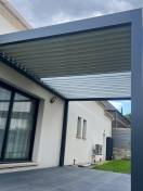 Pergola bioclimatique IZI solaire en aluminium dans les Yvelines