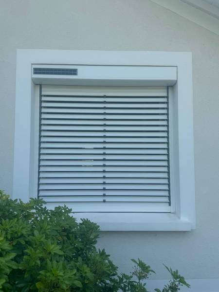 Volet roulant monobloc solaire à lames orientables fermé - andrésy 78 Volets roulants : volet roulant monobloc solaire à lames orientables fermé - andrésy 78. Wilco Yvelines 78