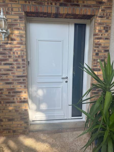 Portes d'entrée en aluminium : porte d'entrée alu blanche prestige k-line avec fixe latéral. Wilco Yvelines 78