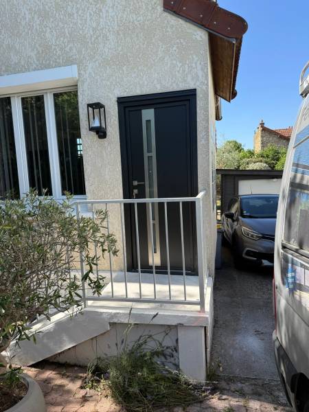 Portes d'entrée en aluminium : porte d'entrée en aluminium grise k-line. Wilco Yvelines 78