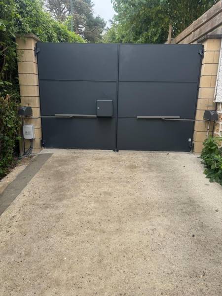 Moteurs, interphones & accessoires : portail aluminium quadra sib avec motorisation livi 500 à orgeval. Wilco Yvelines 78