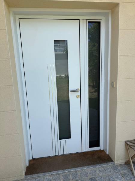 Portes d'entrée en aluminium : porte d'entrée alu blanche perspective k-line avec fixe latéral, semi-vitrée. Wilco Yvelines 78