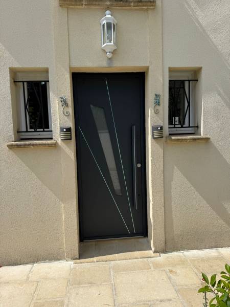 Portes d'entrée en aluminium : porte d'entrée aluminium grise perspective k-line barre de tirage, avec décors. Wilco Yvelines 78