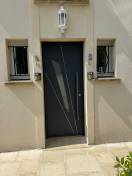 Portes d'entrée en aluminium : porte d'entrée aluminium grise perspective k-line barre de tirage, avec décors. Wilco Yvelines 78