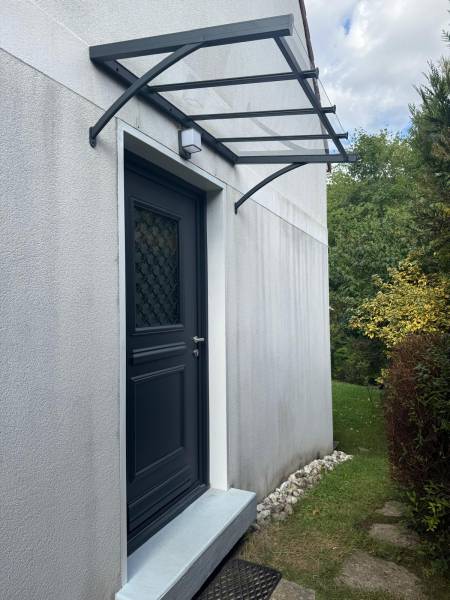 Marquises : porte d'entrée aluminium grise prestige k-line yvelines et sa marquise. Wilco Yvelines 78