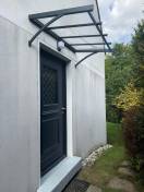 Porte d'entrée aluminium grise Prestige K-Line Yvelines et sa marquise