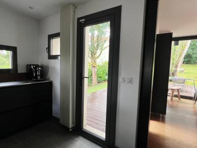 Portes d'entrée en aluminium : porte d'entrée aluminium noire k-line dans les yvelines, vitrée. Wilco Yvelines 78