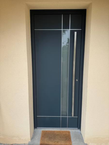 Portes d'entrée en aluminium : porte d'entrée modèle nubie k-line avec serrure motorisée, avec décors. Wilco Yvelines 78