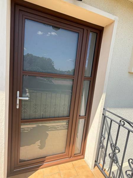 Portes d'entrée en aluminium : porte d'entrée vitrée - modèle trio bicoloration mars / sablé k-line, vitrée. Wilco Yvelines 78