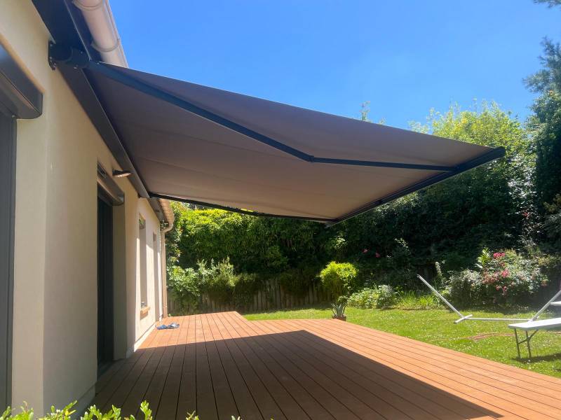 Stores bannes : store banne ambre de chez marquises vue de profil dans les yvelines. Wilco Yvelines 78